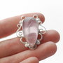 Pandantiv cu quartz roz in rama decorativa argintata