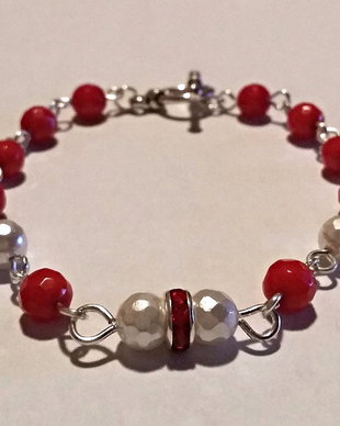 Bratara martisor coral si perle fatetate