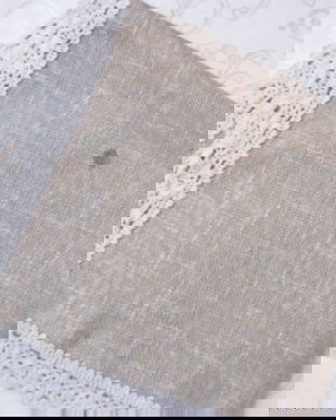 Fata de masa cu dantela-cu o pata