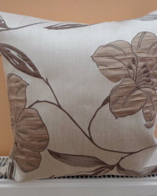 pernuta ornament cu flori bej