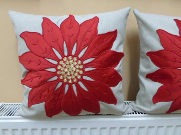 pernuta ornament cu floare rosie
