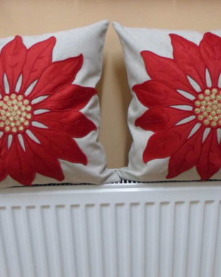 pernuta ornament cu floare rosie
