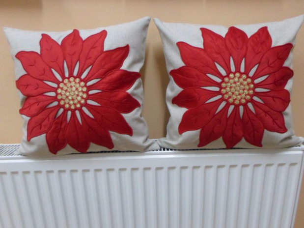 pernuta ornament cu floare rosie