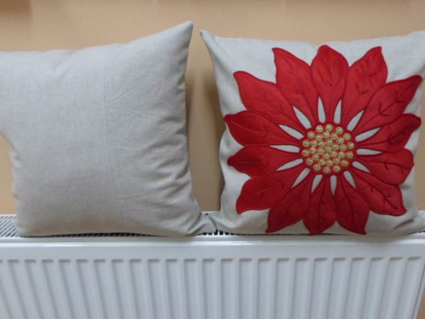 pernuta ornament cu floare rosie