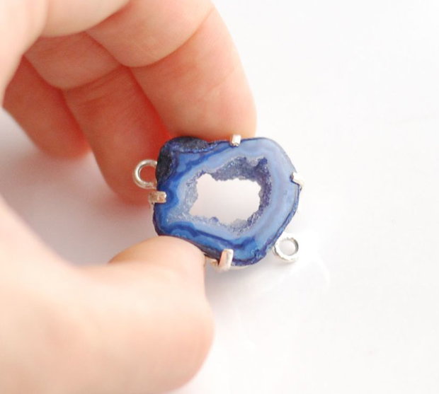 Conector cu agata druzy  albastra in rama argintata
