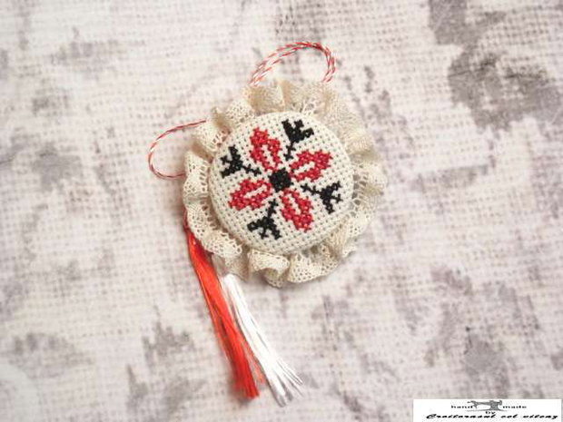 Martisor / marturie cu motive traditionale romanesti