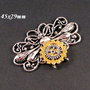 6641 - Pandantiv, albina, aliaj metalic argintiu si auriu, rotite ceas, steampunk