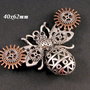 6642 - Pandantiv, albina, aliaj metalic argintiu si cupru, rotite ceas, steampunk, 3D
