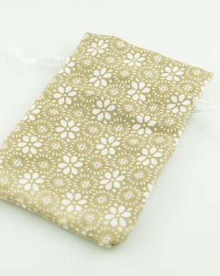 Saculeti din material textil crem cu floricele albe, 10x6.5cm