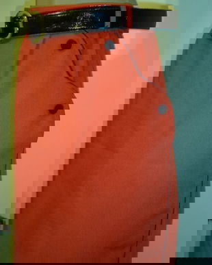 Fusta rosie cu accente de negru