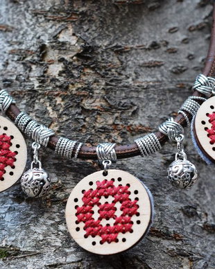 Colier etno, Colier cu broderie de inspirație traditională
