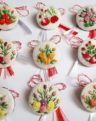 Martisor brodat cu flori-brosa