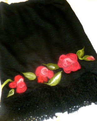 Trandafiri- fusta pe baza de tricot cu aplicatie de dantela,matase naturala si flori impaslite