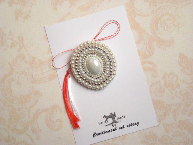 Brosa delicata cu perle si margele argintii (martisor)