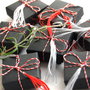 Set 10 Martisoare  Blidute traditionale in capacel de ghinda si panza canepa vintage impachetate in cutiute negre