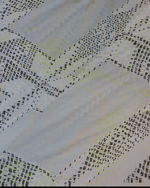 Fata de masa cu dantela