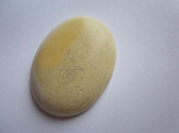 Cabochon coral alb-galbui, 40x30 mm