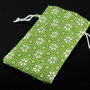 Saculeti din material textil verde cu floricele albe, 12.5x7.5cm