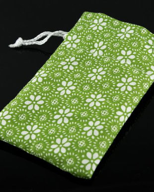 Saculeti din material textil verde cu floricele albe, 12.5x7.5cm
