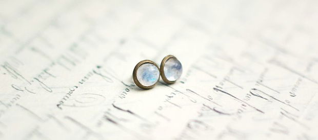 Cercelusi  Mici cu Rainbow Moonstone in baza metalica bronz antichizat  6mm