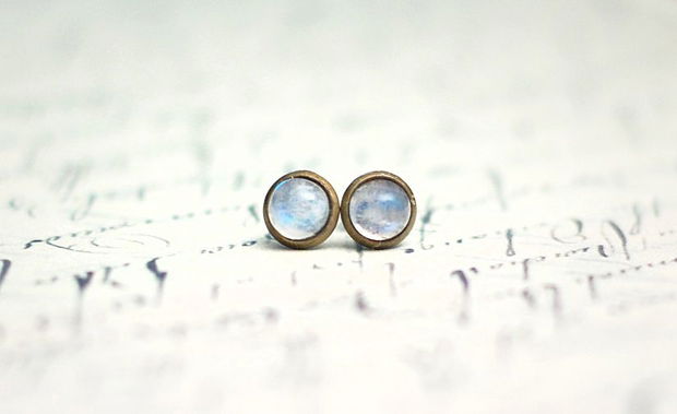 Cercelusi  Mici cu Rainbow Moonstone in baza metalica bronz antichizat  6mm