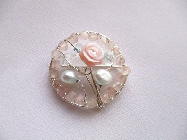 Brosa argint, cuart, sidef si perle "Trandafiras pastel"