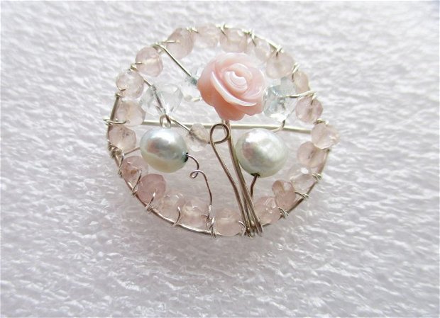 Brosa argint, cuart, sidef si perle "Trandafiras pastel"
