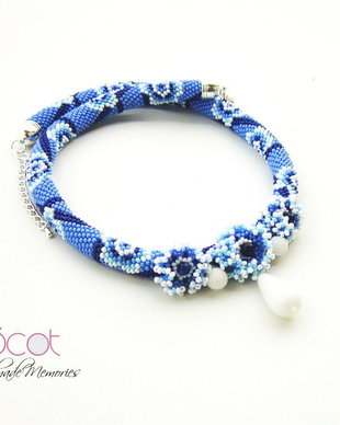 Colier crosetat cu margele de nisip, motiv floral-Blue Flowers