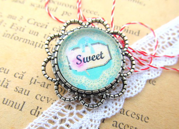 Brosa/martisor argintie cu mesaj SWEET