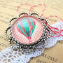 Brosa/martisor argintiu cu balon pe fond roz