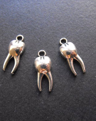 PANDANTIV DINTE - 20 X 8 MM