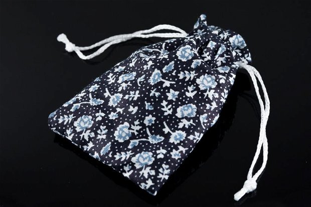 Saculeti din material textil negru cu floricele albe , 10x5cm