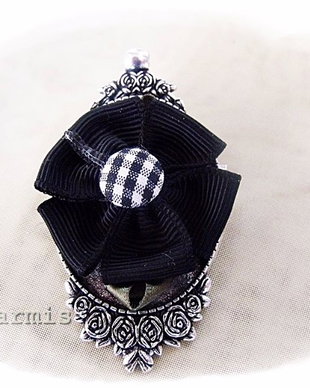 brosa cu floare neagra