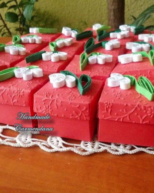 Cutii cu capac embosat decorate