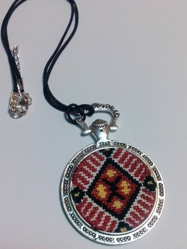 Medalion cusut manual cu model traditional romanesc
