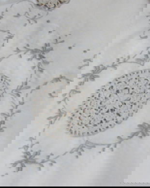 Fata de masa cu broderie si croset