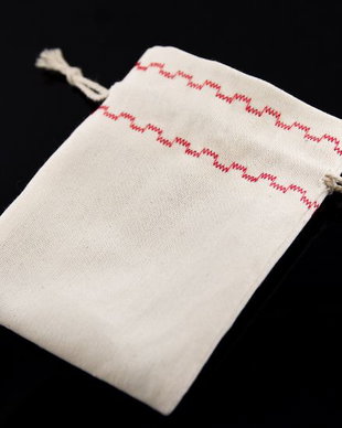 Saculeti material textil, cusatura decorativa rosie, 11x8.5cm