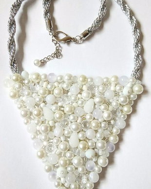 Colier triunghi alb/ivory/argintiu