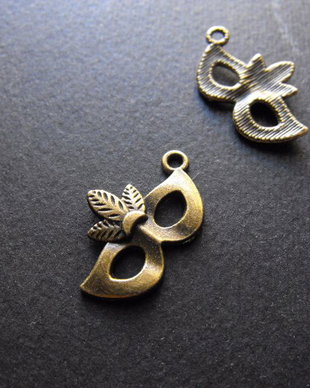 PANDANTIV BRONZ MASCA - 26 X 16 MM