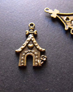 PANDANTIV CASUTA BRONZ - 32 X 20 MM