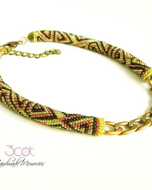 Colier crosetat cu margele | Motiv geometric