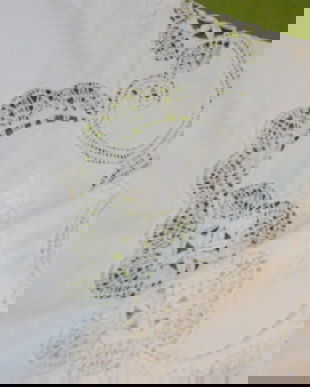 Fata de masa cu broderie si dantela