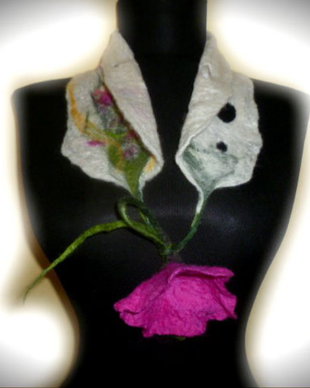 Buchet de flori- brau, sal , colier de lana si matase naturala impaslite prin tehnica de wet felting