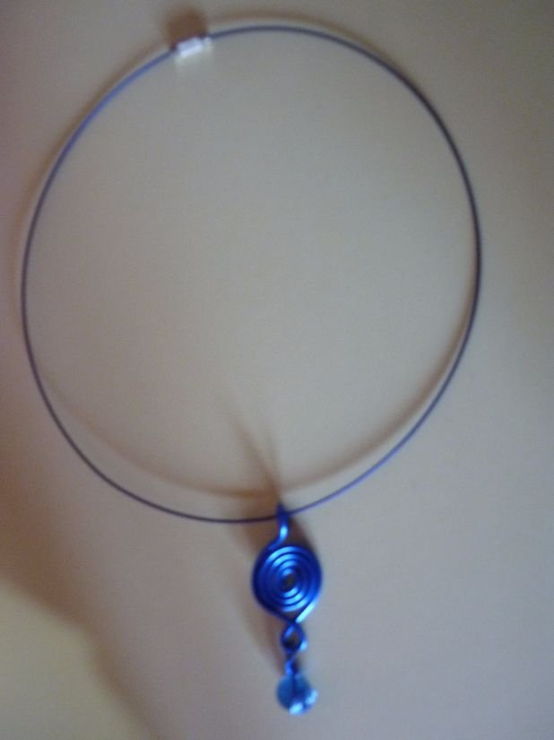 colier handmade cu pandantiv din sarma - blue
