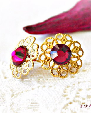 Cercei in ureche cu cristal Swarovski ruby