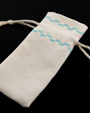 Saculeti material textil, cusatura decorativa albastra, 10.5x4.5cm