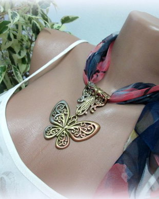 Esarfa colier fluture