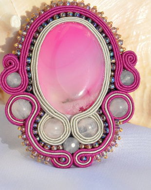Brosa soutache agat si cuartz roz