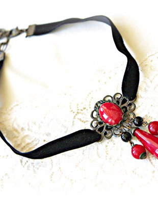 Colier Black and red