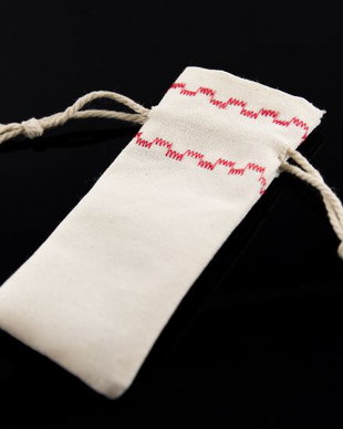 Saculeti material textil, cusatura decorativa rosie, 10.5x4.5cm